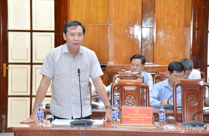 Lãnh đạo các sở, ngành phát biểu tại cuộc họp.