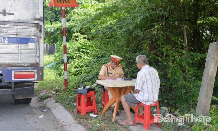 Lực lượng Cảnh sát giao thông tuần tra, xử lý xe tải vi phạm.