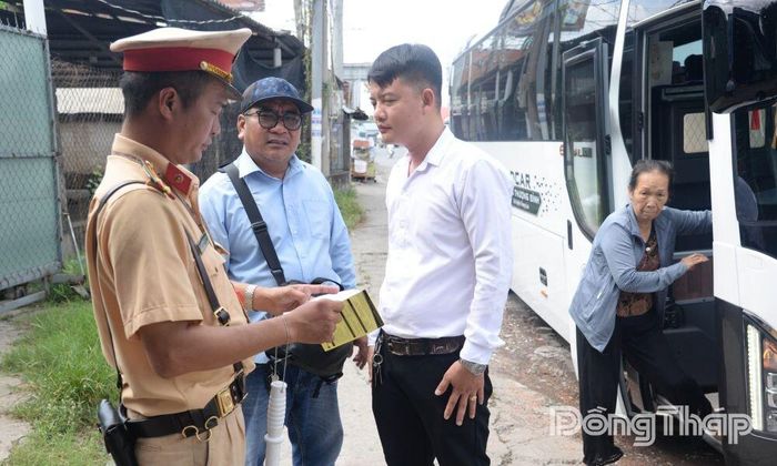 Tuyên truyền nhắc nhở quản lý, xử lý tài xế vi phạm đậu đỗ khi rước khách.