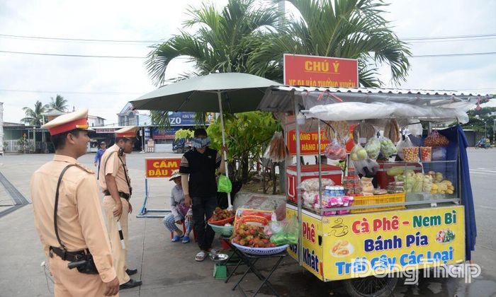 Đẩy mạnh công tác tuyên truyền pháp luật về giao thông tại quán hàng rong, nút vào cao tốc nút giao An Thái Trung.