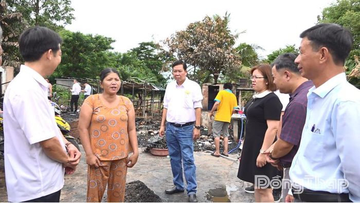 Lãnh đạo xã Tân Thạnh cùng mạnh thường quân đến thăm hỏi, động viên các gia đình bị cháy nhà.