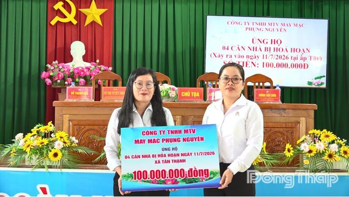 Công ty TNHH MTV May mặc Phụng Nguyên trao Bảng tượng trưng hỗ trợ 100 triệu đồng.