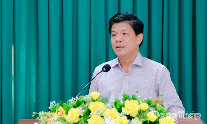 Đồng chí Kiều Hoài Phong, Tỉnh ủy viên, Bí thư Đảng ủy, Viện trưởng Viện Kiểm sát nhân dân tỉnh, phát biểu tại hội nghị.