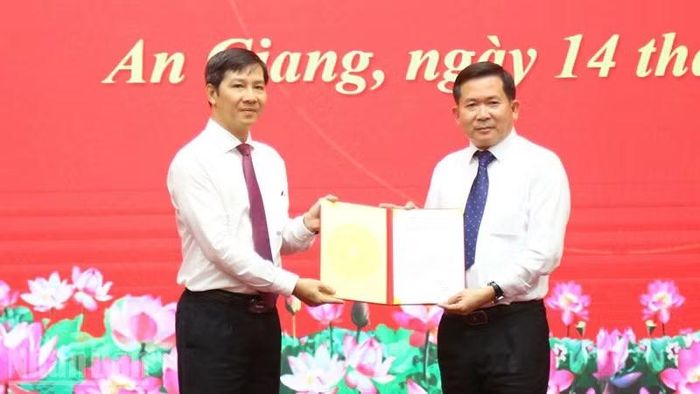 Đồng chí Nguyễn Thành Tâm, Phó Trưởng Ban Tổ chức Trung ương trao quyết định của Ban Bí thư cho đồng chí Đinh Văn Nơi.