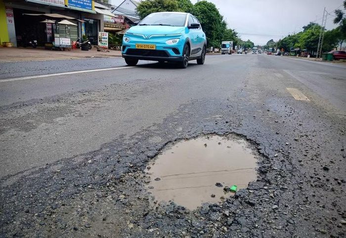 Việc chậm khắc phục những tồn tại tiềm ẩn nguy cơ mất an toàn giao thông, nhất là trong mùa mưa. Ảnh: M.P