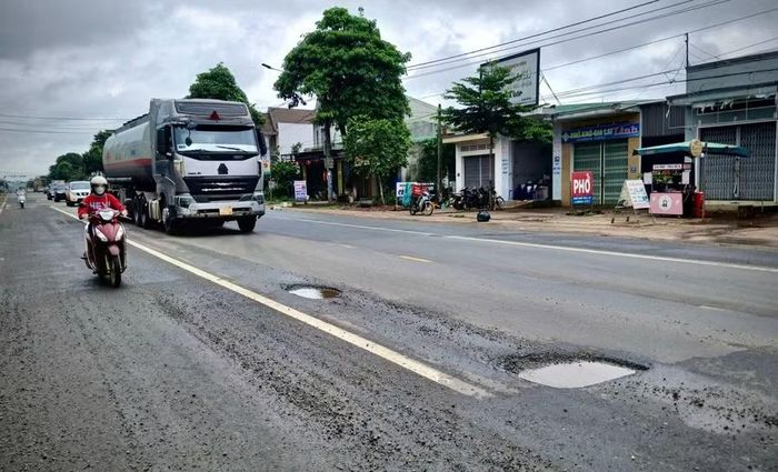 Theo Sở Xây dựng tỉnh Gia Lai, phần lớn các tồn tại, hư hỏng trên quốc lộ 19 vẫn chưa được khắc phục hoặc xử lý chưa triệt để. Ảnh: M.P