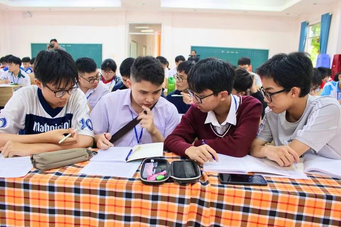  Học sinh trao đổi, thảo luận để tìm lời giải trong giờ học tại Trường hè Toán học. Ảnh: Minh Chí 