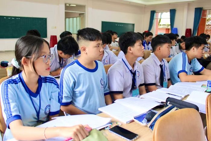  Học sinh chăm chú theo dõi các chuyên đề do các chuyên gia Toán học giảng dạy tại Trường hè Toán học. Ảnh: Minh Chí 