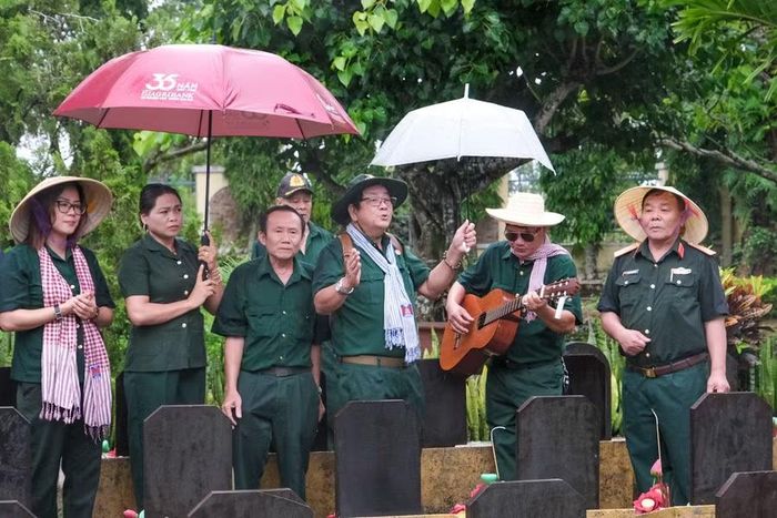  Những bài ca đi cùng năm tháng đã làm ấm tình đồng đội trong mùa tri ân tháng bảy. Ảnh: Hoàng Ngọc 