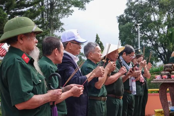  Thiếu tướng Nguyễn Trọng Huy (đội nón lá) và các cựu chiến binh thành kính dâng hương tưởng nhớ những đồng đội đã hy sinh. Ảnh: Hoàng Ngọc 