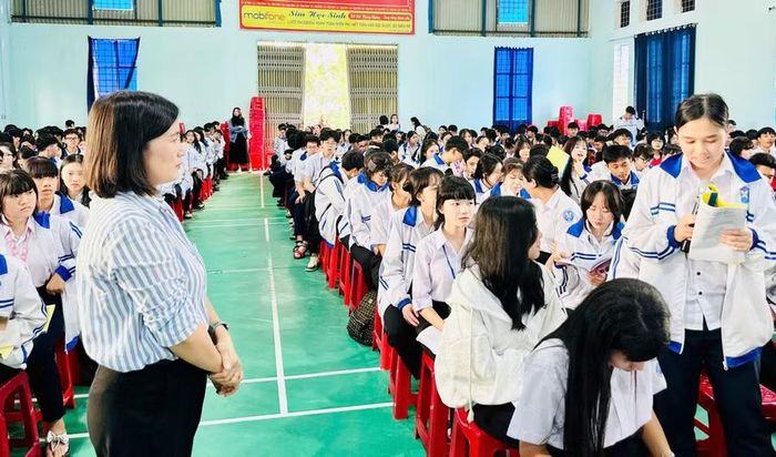  Chi cục Dân số phối hợp truyền thông chăm sóc sức khỏe sinh sản, sức khỏe tình dục cho học sinh Trường THPT Pleiku (phường Pleiku). Ảnh: N.N 
