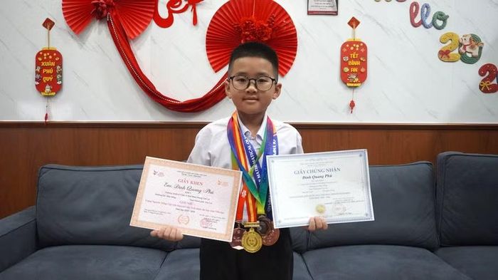 Em Đinh Quang Phú sở hữu nhiều giải thưởng tại các sân chơi trí tuệ trong nước và quốc tế. Ảnh: C.H-A.K