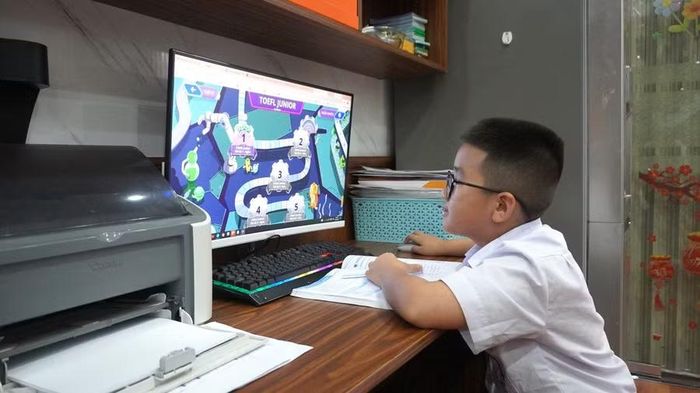 Em Đinh Quang Phú luôn chủ động tìm tòi kiến thức và duy trì thói quen tự học mỗi ngày. Ảnh: C.H