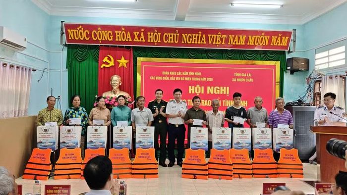  Đoàn công tác tặng quà cho người dân có hoàn cảnh khó khăn ở đảo Cù Lao Xanh. Ảnh: H.P 
