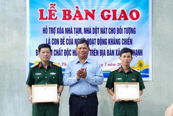 UBND xã Vĩnh Thạnh tặng giấy khen tặng 2 tập thể thuộc Sư đoàn 31 có thành tích xuất sắc trong hỗ trợ xây dựng nhà ở cho các gia đình chính sách trên địa bàn. Ảnh: N.Tùng