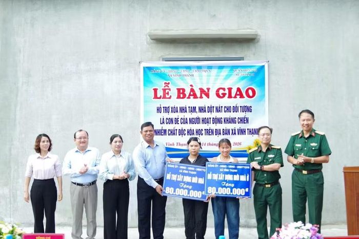 Xã Vĩnh Thạnh và Sư đoàn 31 phối hợp bàn giao nhà cho hai gia đình Đinh Thị Nguyệt và bà Đinh Thị Hép. Ảnh: N.Tùng