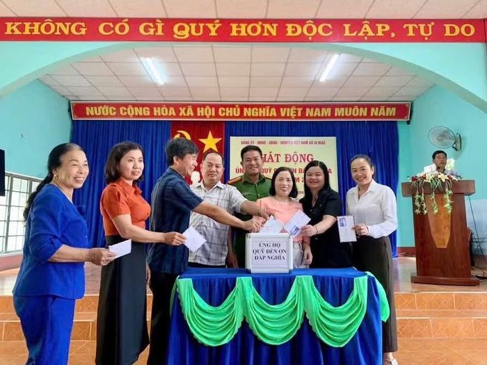 Cán bộ, công chức xã Ia Hiao chung tay ủng hộ Quỹ “Đền ơn đáp nghĩa”. Ảnh: N.T