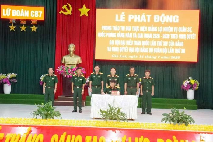 Đại diện các cơ quan, đơn vị thuộc Lữ đoàn Công binh 7 ký kết giao ước thi đua. Ảnh: ĐVCC