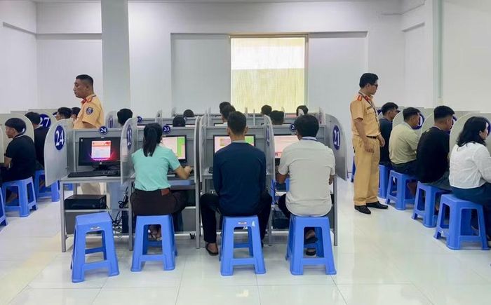 Thí sinh thực hiện phần thi lý thuyết tại Trung tâm sát hạch lái xe thuộc Trường Cao đẳng Cơ điện - Xây dựng và Nông lâm Trung Bộ (xã Hòa Hội). Ảnh: K.A