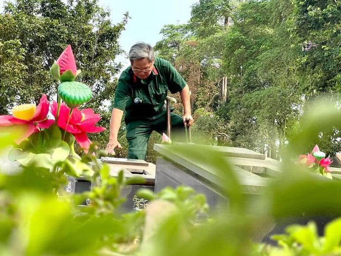 Ông Lê Thái Hà trong một lần về thăm viếng, thắp hương cho đồng đội tại Nghĩa trang Liệt sĩ Đức Cơ (tỉnh Gia Lai). Ảnh: Phương Duyên