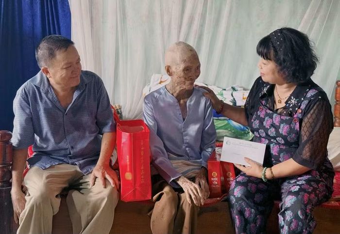 Đại diện Quỹ Lá Xanh thăm hỏi, tặng quà Mẹ Việt Nam anh hùng Nguyễn Thị Tám (106 tuổi) ở xã An Nhơn Tây. Ảnh: Phan Tuấn