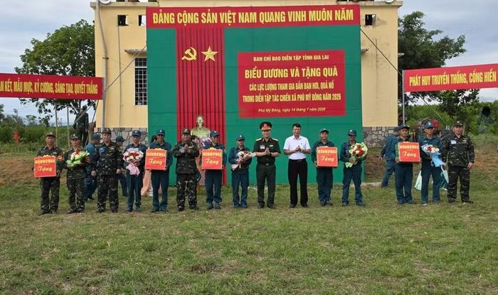 Ban chỉ đạo diễn tập tỉnh biểu dương và tặng quà cho lực lượng tham gia thực binh.