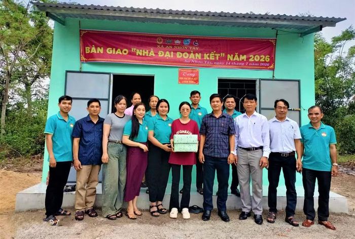 Đại diện Ủy ban MTTQ Việt Nam xã An Nhơn Tây trao nhà Đại đoàn kết cho chị Lê Thị Phụng. Ảnh: Xuân Thức
