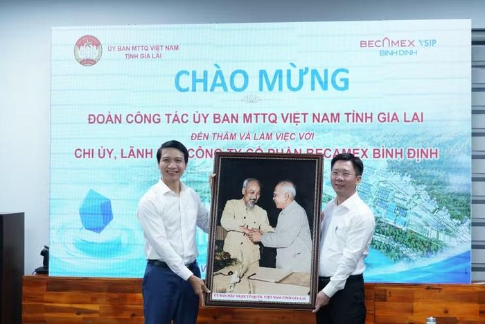 Phó Bí thư Tỉnh ủy Nguyễn Ngọc Lương (bên trái) tặng quà cho lãnh đạo Công ty CP Becamex Bình Định. Ảnh: N.H