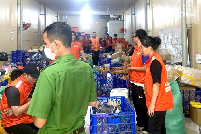 Công an phường tổ chức xét nghiệm sàng lọc ma túy tại một điểm tập kết giao hàng nhanh.