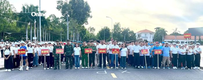 Các lực lượng trên địa bàn phường tham gia buổi chạy hưởng ứng Tháng hành động phòng, chống ma túy.