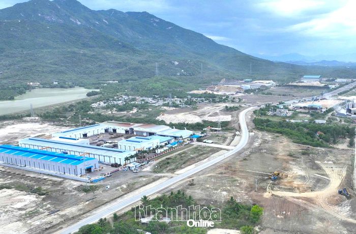 Các dự án thứ cấp đang được xây dựng tại Khu Công nghiệp Ninh Thủy, thuộc Khu Kinh tế Vân Phong.
