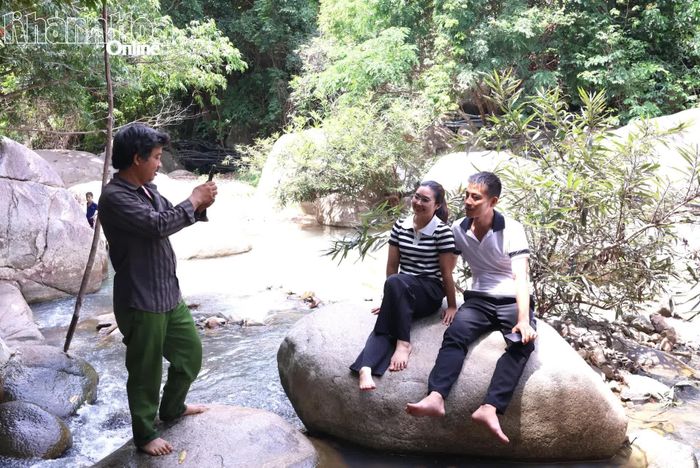 Du khách chụp hình tại Suối Đá.