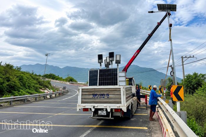 Chỉ còn một số trụ đang được lắp đặt, dự kiến sẽ hoàn thành trước ngày 30-7.