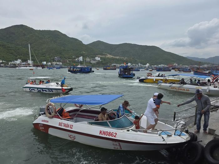 Du khách rời tàu sau chuyến du lịch tham quan vịnh Nha Trang.
