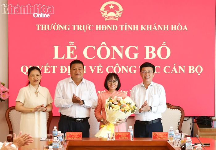 Đồng chí Võ Hoàn Hải và lãnh đạo Ban Tuyên giáo và Dân vận Tỉnh ủy tặng hoa chúc mừng bà Nguyễn Thị Sâm.