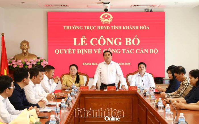 Đồng chí Lâm Đông phát biểu giao nhiệm vụ cho bà Nguyễn Thị Sâm.
