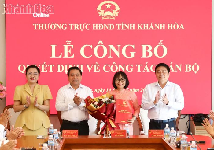 Thường trực HĐND tỉnh tặng hoa chúc mừng bà Nguyễn Thị Sâm.