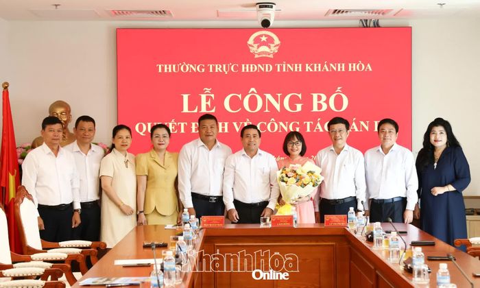 Các đồng chí lãnh đạo chụp hình lưu niệm cùng bà Nguyễn Thị Sâm.