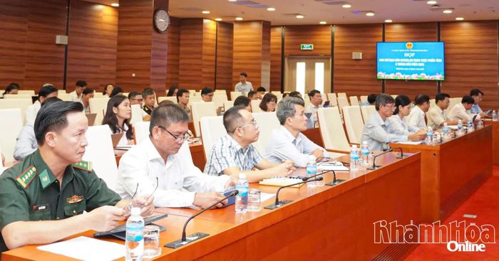 Các đại biểu tham dự cuộc họp.