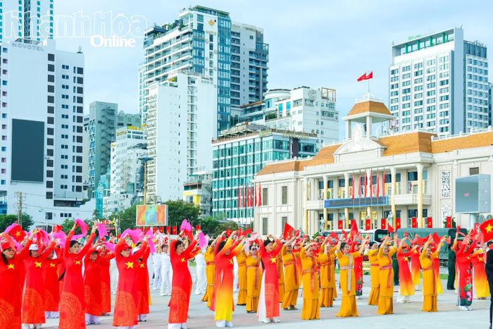 Màn đồng diễn của hội viên Hội UNESCO tỉnh Khánh Hòa trong chương trình nghệ thuật diễn ra vào tháng 9-2025, tại Quảng trường 2 tháng 4.