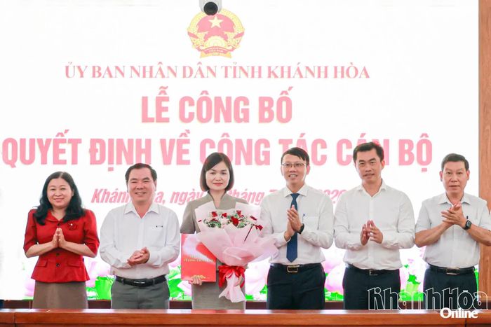 Đồng chí Nguyễn Thanh Hà cùng tập thể lãnh đạo Văn phòng UBND tỉnh, Sở Tư pháp tặng hoa chúc mừng bà Hoàng Thị Mỹ Hạnh.