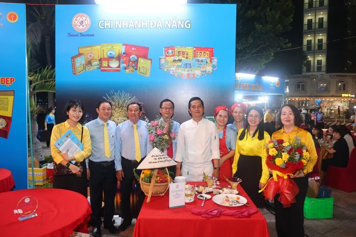 Đội thi giới thiệu món ăn tại Lễ hội Ẩm thực Yến sào Khánh Hòa năm 2025.