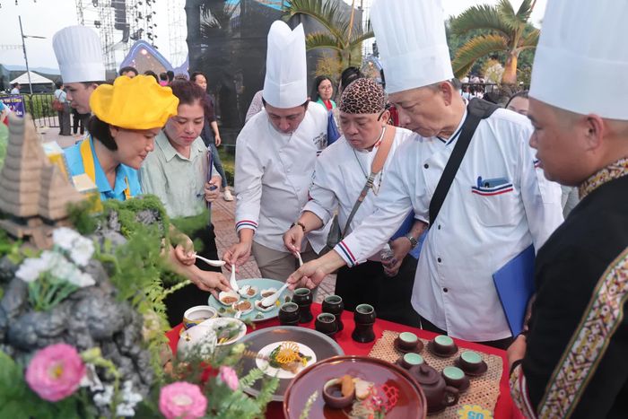 Ban giám khảo thẩm định món ăn dự thi tại Lễ hội Ẩm thực Yến sào Khánh Hòa năm 2025.