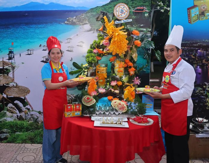 Đội thi giới thiệu món ăn tại Lễ hội Ẩm thực Yến sào Khánh Hòa năm 2025.