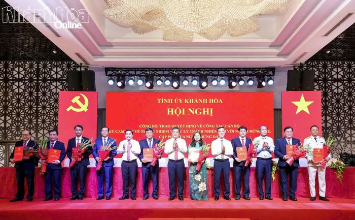 Đồng chí Bí thư Tỉnh ủy Trần Phong và các đồng chí Thường trực Tỉnh ủy trao quyết định cho các đồng chí được chỉ định tham gia Ban Chấp hành Đảng bộ tỉnh Khánh Hòa nhiệm kỳ 2025 - 2030.