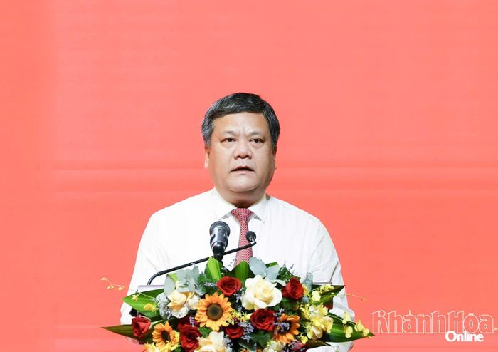 Đồng chí Bí thư Tỉnh ủy Trần Phong phát biểu chúc mừng và giao nhiệm vụ cho các đồng chí được chỉ định tham gia Ban Chấp hành Đảng bộ tỉnh nhiệm kỳ 2025 - 2030.