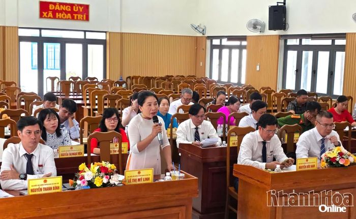 Lãnh đạo Công an xã trả lời chấn vấn.