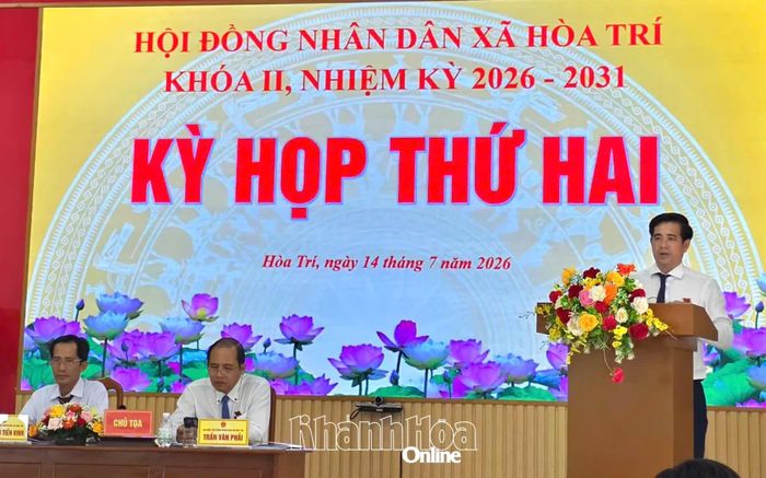 Lãnh đạo UBND xã trả lời chất vấn tại kỳ họp.