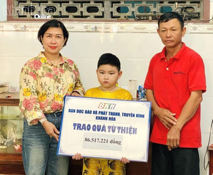 Đại diện Báo và Phát thanh, Truyền hình Khánh Hòa trao tiền của bạn đọc ủng hộ gia đình cháu Nguyễn Quốc Huy.