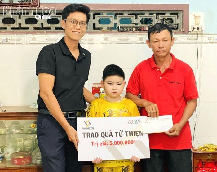 Ông Đỗ Nguyễn - Phó Giám đốc Công ty TNHH Tư vấn và Đầu tư Trung Tín trao tiền ủng hộ cho gia đình cháu Nguyễn Quốc Huy.